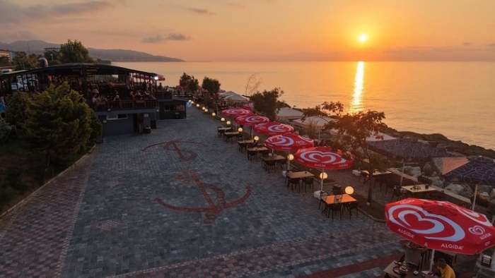 Ardeşen Belediyesi Sahil Çay Bahçesini Yeniden Düzenledi