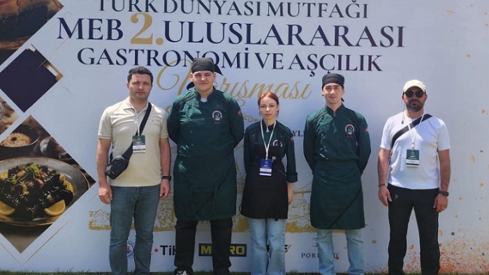 İyidere Meslek Lisesi Öğrencileri Uluslararası Gastronomi Yarışmasında Gümüş Madalya Kazandı