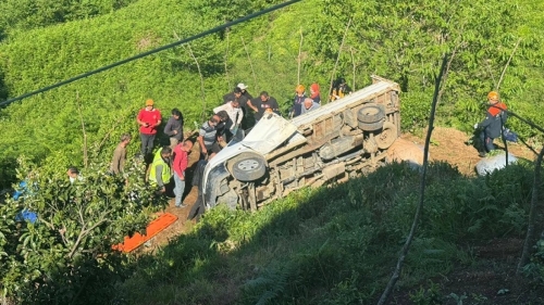 Çayeli Kemerköy’de Çay Yüklü Kamyonet Uçuruma Yuvarlandı